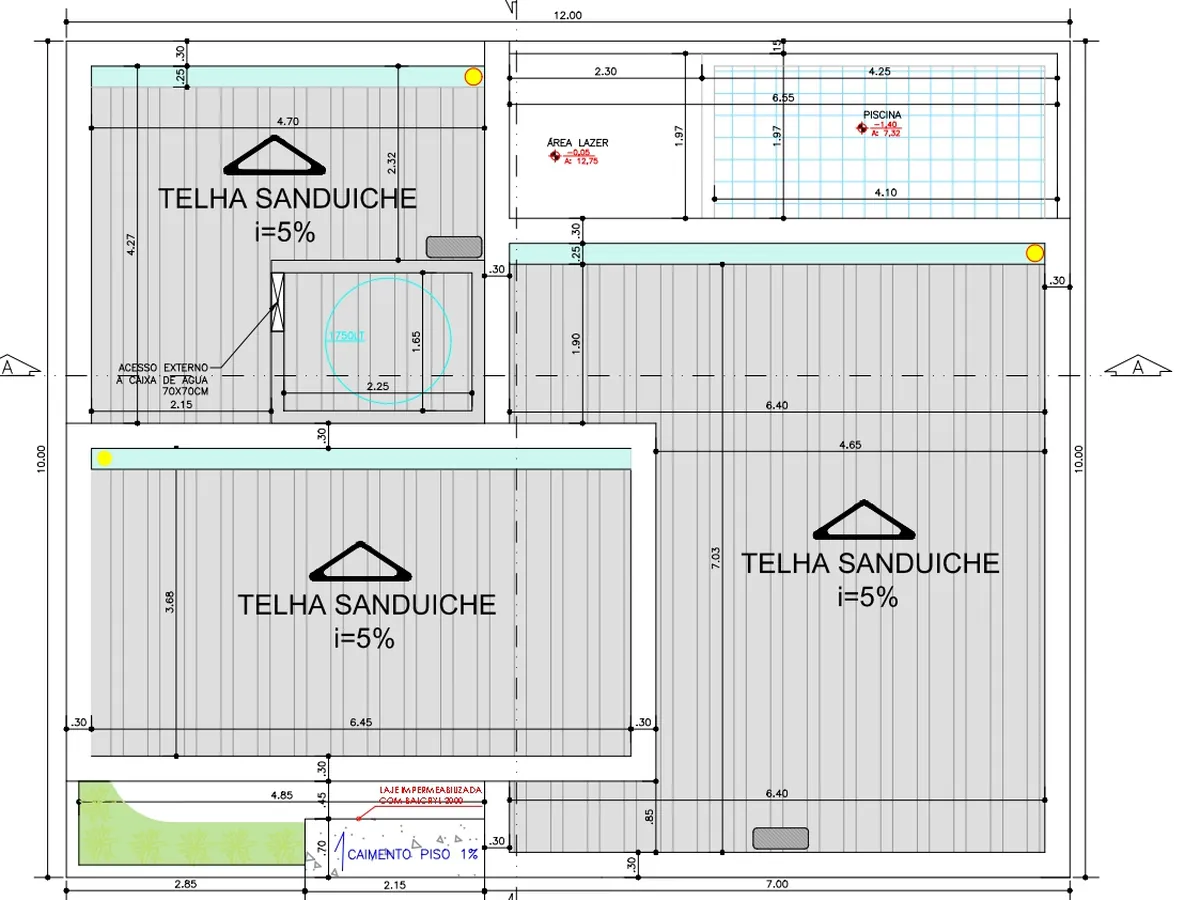 Planta de cobertura com telhas sanduíche, inclinações, calhas e descidas de águas pluviais